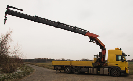Boční pohled na vozidlo s vysunutým ramenem hydraulické ruky