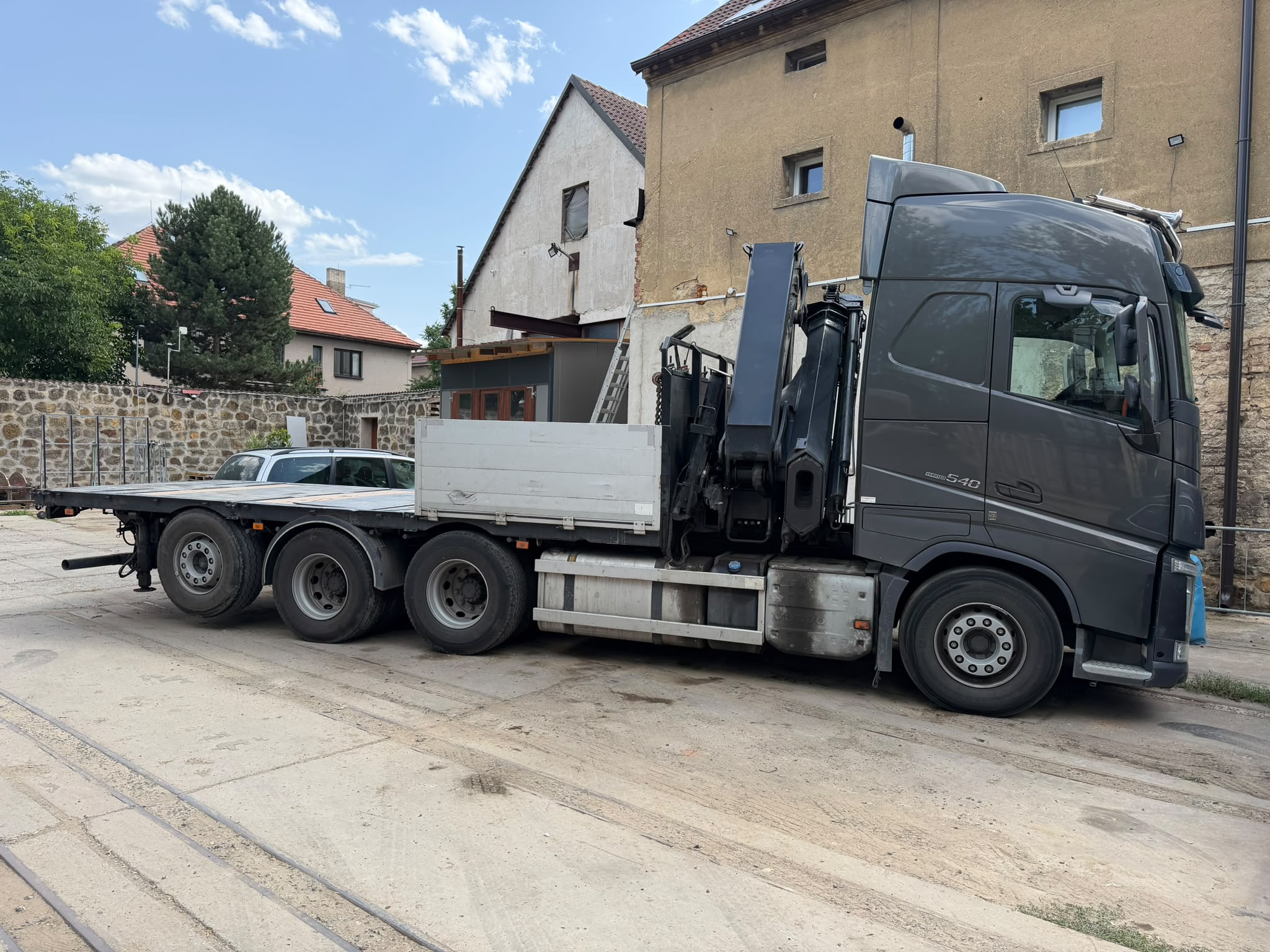 Čtyřnápravový vůz Volvo Matoušek Autodoprava s hydraulickou rukou
